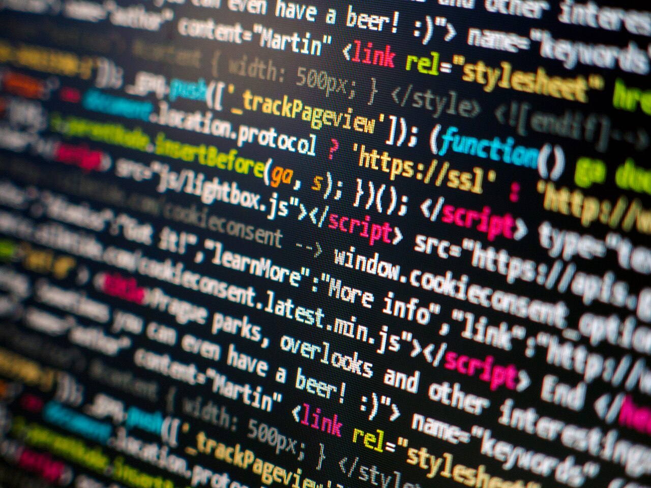 Gros plan sur un écran d'ordinateur affichant du code source en surbrillance dans un éditeur de code