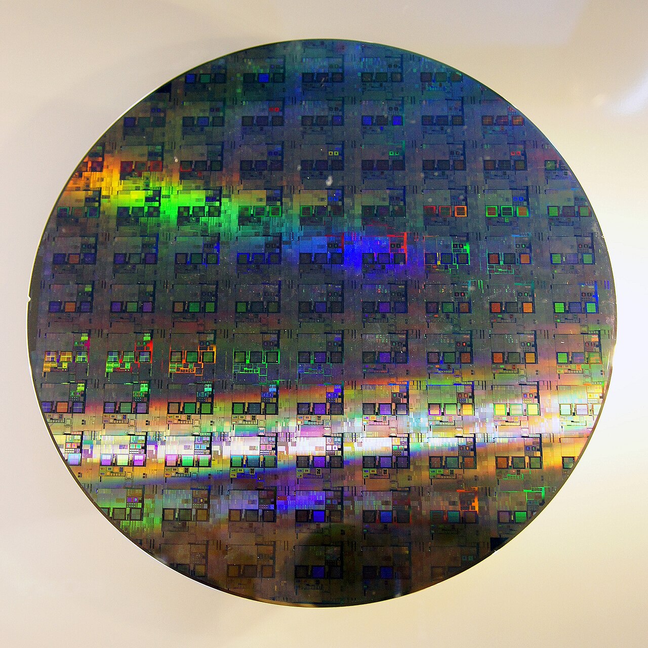 Een 12-inch siliciumwafer die wordt gebruikt bij de productie van halfgeleiders