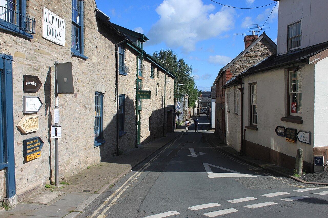 Des librairies d'occasion bordant une rue de Hay-on-Wye, à la frontière galloise.